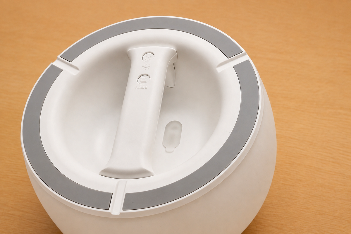 Underside handle, mode button and power control of the sensory bubble light.